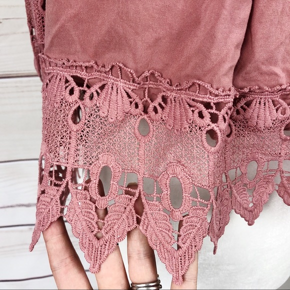 Iris ✨Anthro✨ Dusty Pink Lace Off the Shoulder Top Sz Large - Picture 3 of 7